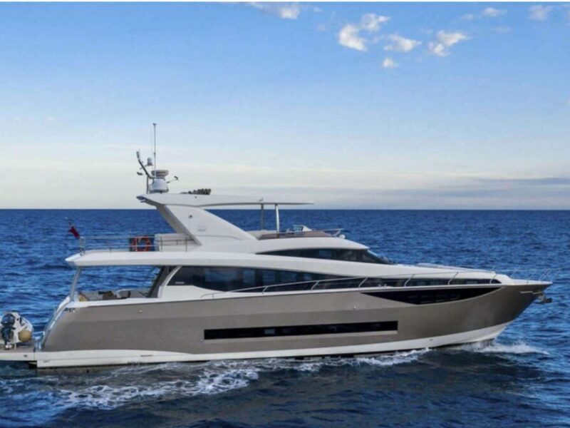 Prestige 750 yacht